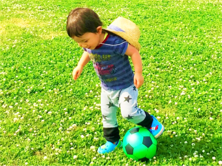 サッカーボールで遊ぶ子供