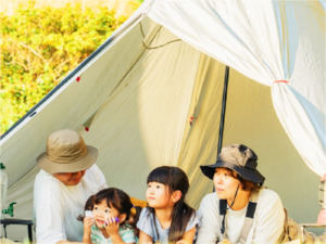 家族でキャンプを楽しむイメージ